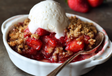 Simple Strawberry Rhubarb Crisp – Cozy, Sweet, and Easy to Make